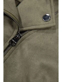 Garcia Übergangsjacke In Oliv 6 Garcia Übergangsjacke In Oliv -Modebekleidungs Geschäft garcia ubergangsjacke in oliv 4