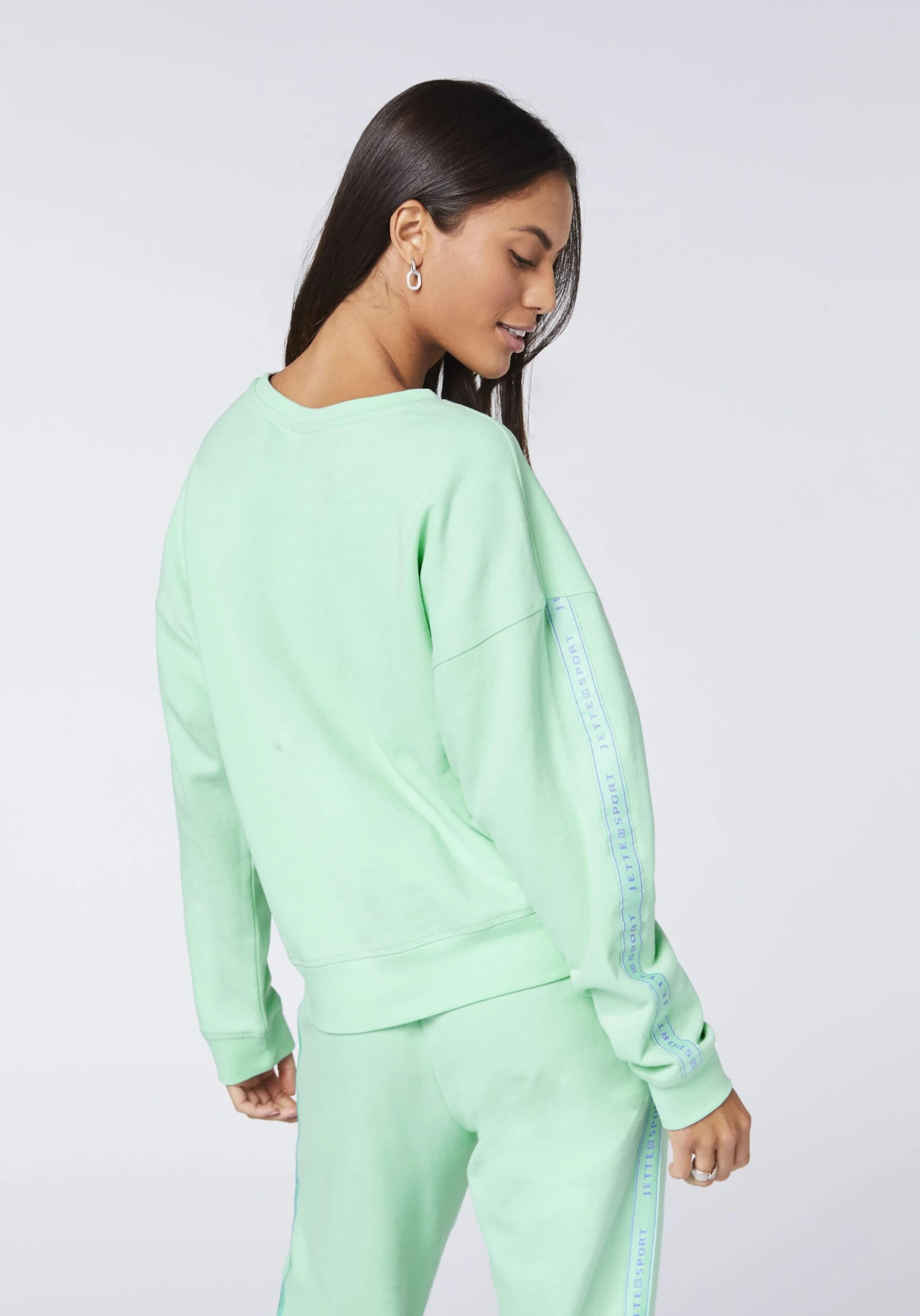 Sweatshirt in Blau Sweatshirt In Blau -Modebekleidungs Geschäft jette sport sweatshirt in blau 2 scaled