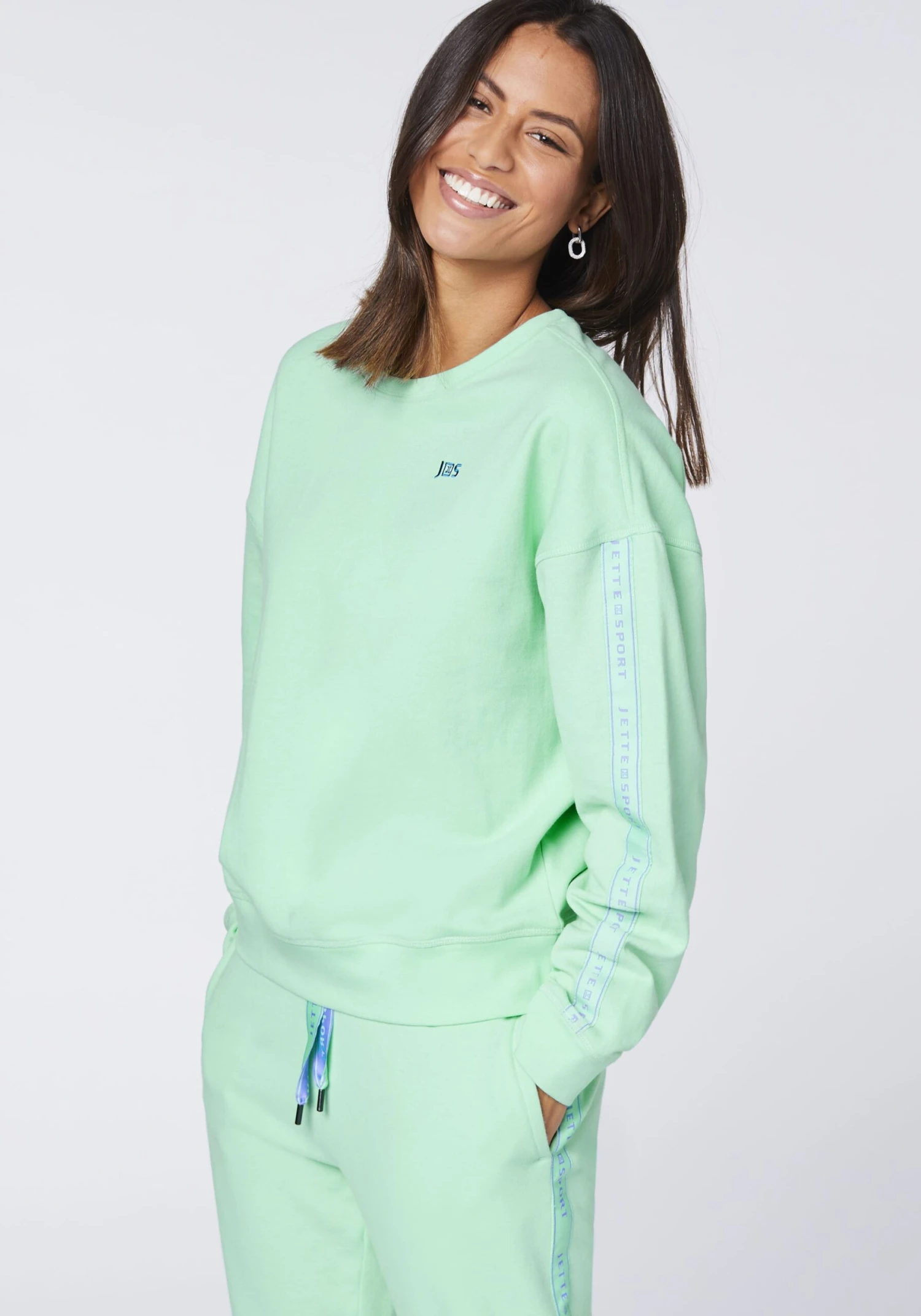 Sweatshirt in Blau Sweatshirt In Blau -Modebekleidungs Geschäft jette sport sweatshirt in blau 4 scaled