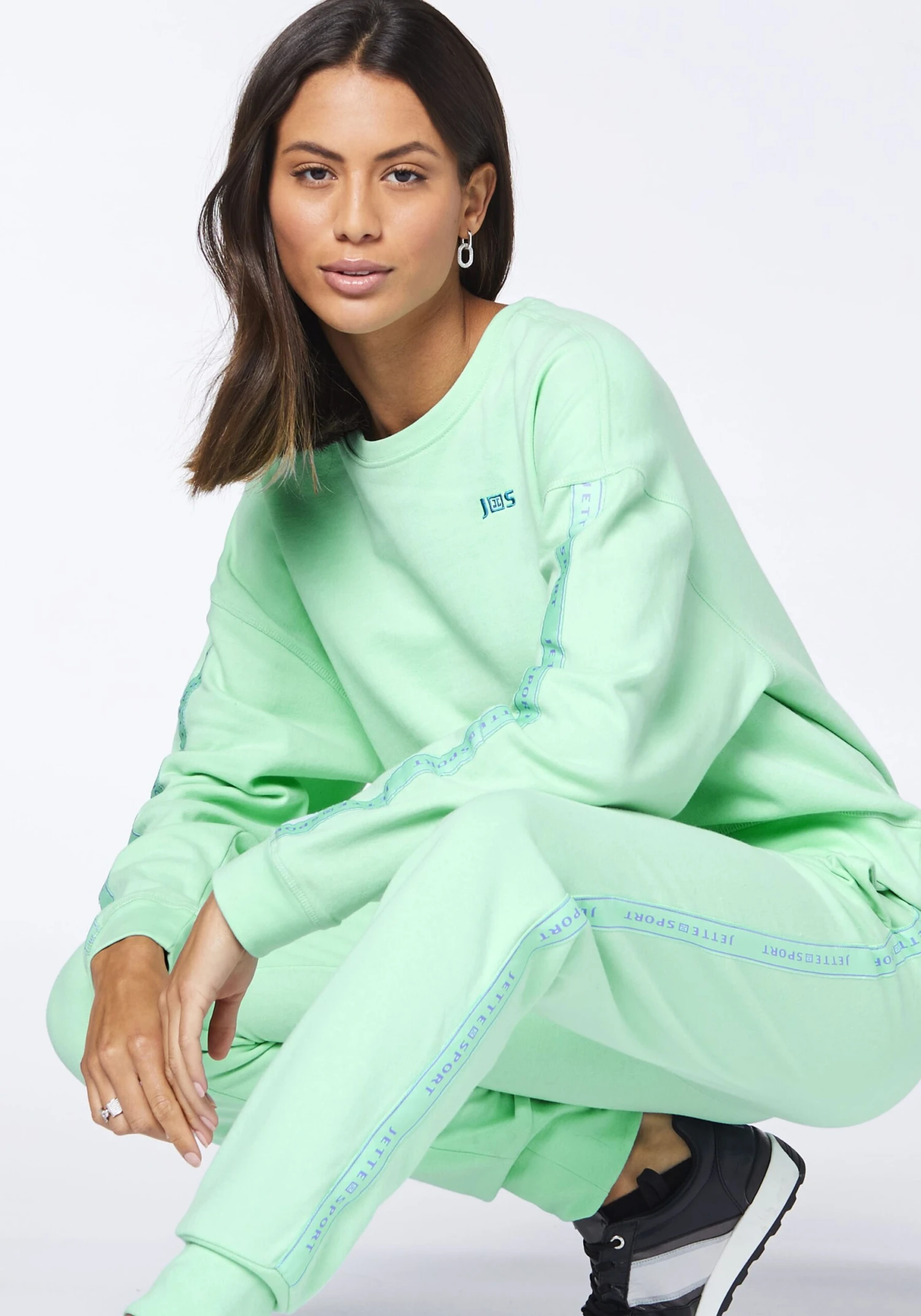 Sweatshirt in Blau Sweatshirt In Blau -Modebekleidungs Geschäft jette sport sweatshirt in blau scaled