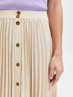 Selected Femme Plisseerock "Yosia" In Beige -Modebekleidungs Geschäft selected femme plisseerock yosia in beige 4