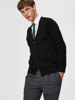 Selected Homme Cardigan "Berg" In Schwarz 4 Selected Homme Cardigan "Berg" In Schwarz -Modebekleidungs Geschäft selected homme cardigan berg in schwarz 2