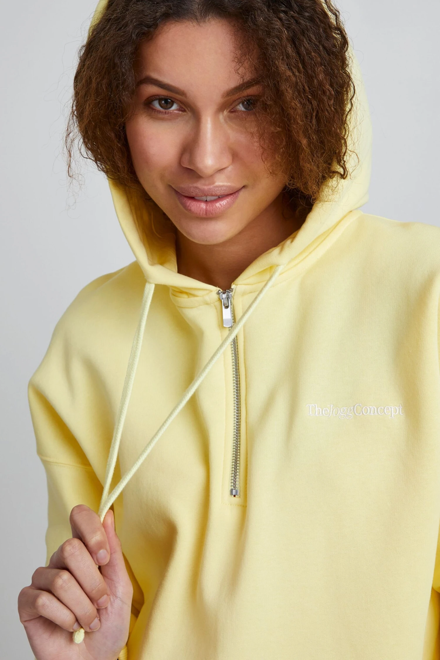 Kapuzenpullover in gelb Kapuzenpullover In Gelb -Modebekleidungs Geschäft thejoggconcept kapuzenpullover in gelb 3 scaled